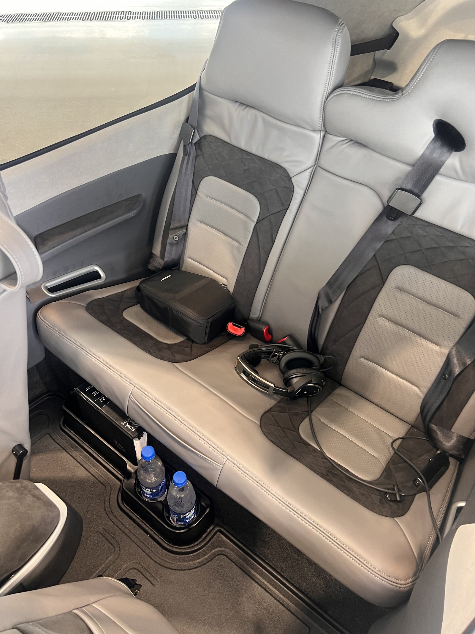 Cirrus SR22 G7+ rear cabin in Lunar leather and Alcantara