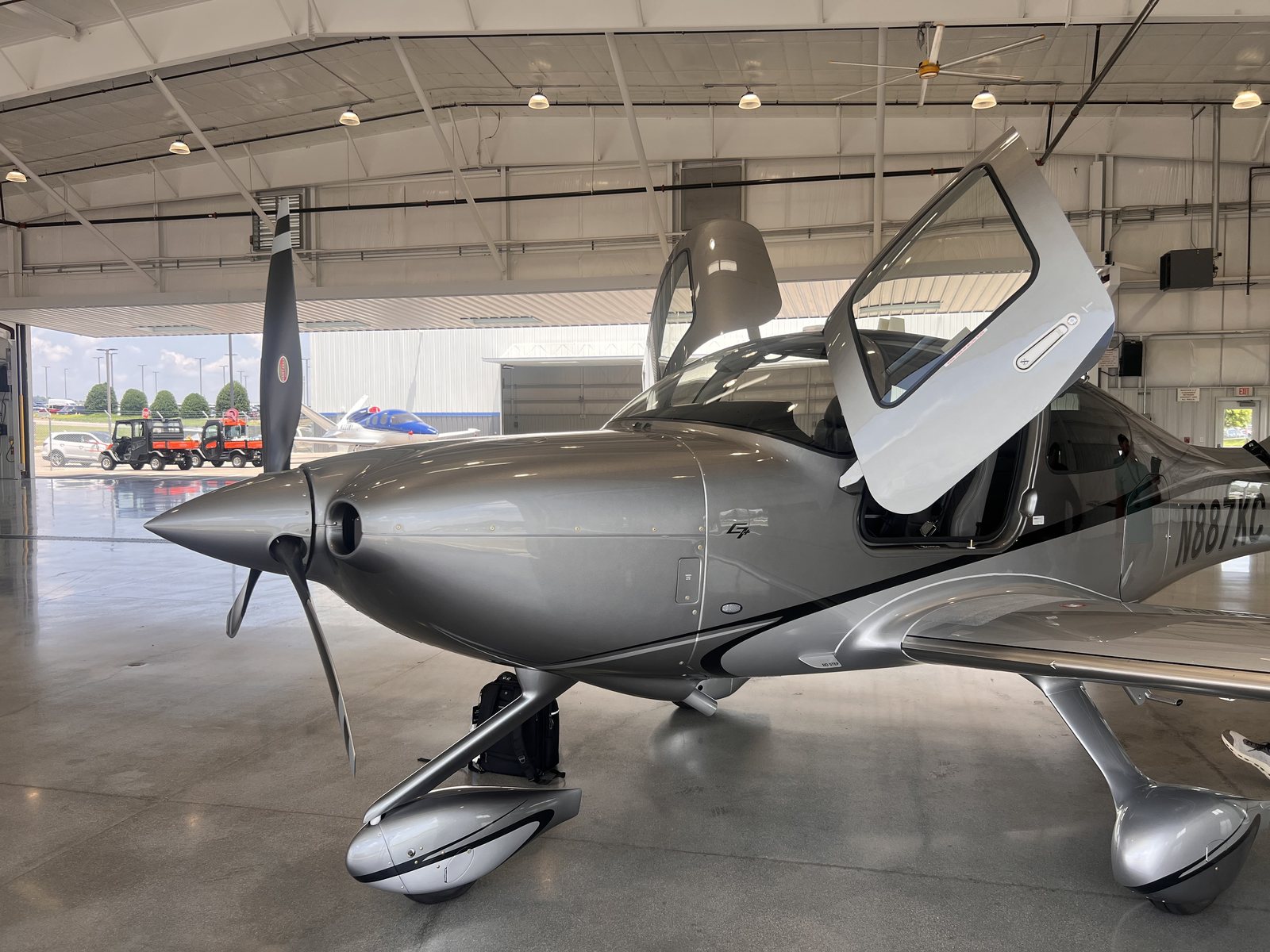 Cirrus SR22 G7+ N887KC with doors open in the hangar