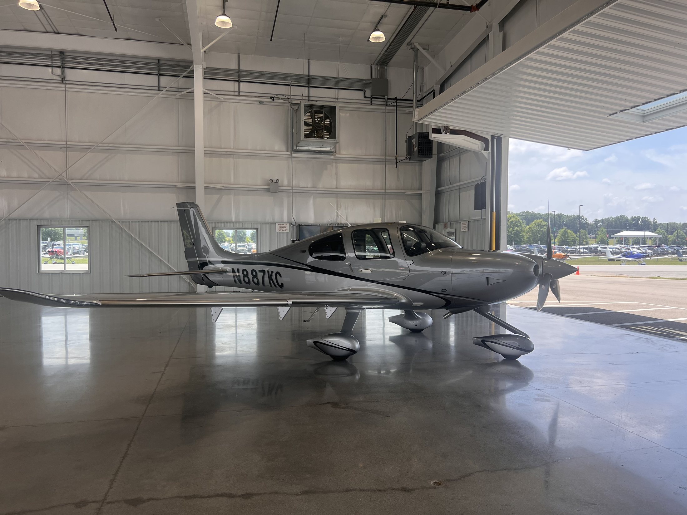 2025 Cirrus SR22 G7+ N887KC in the hangar at KMKC